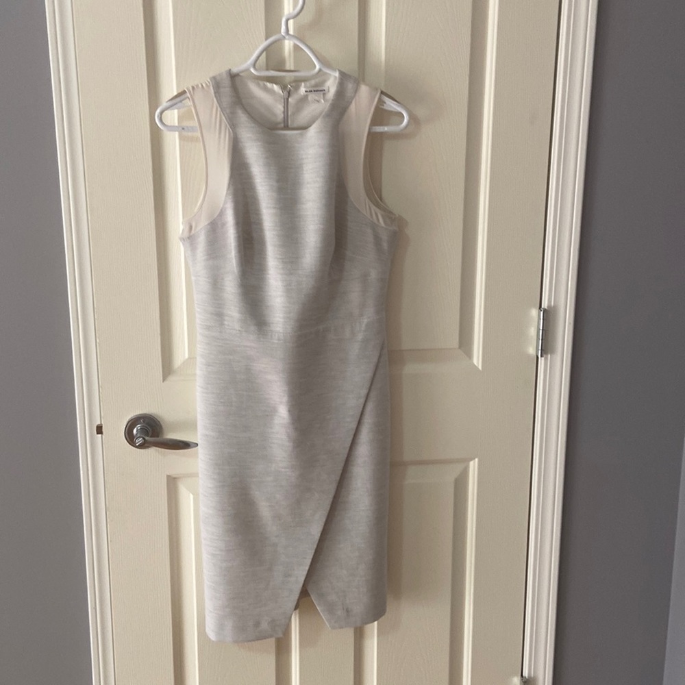 Very elegant dress. Shoulder 90% silk.